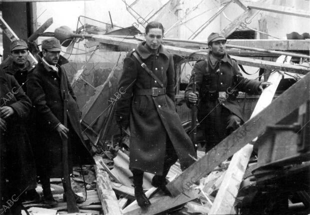 Restos de una escuela de Brihuega (Guadalajara), Bombardeada por Los "Junkers",...