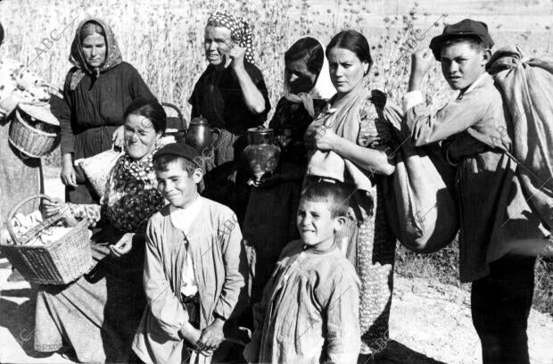 Las familias campesinas regresando a sus hogares después de haber sido...