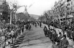 Desfile por el paseo de pi y Margall, en una manifestación pro ejército Popular