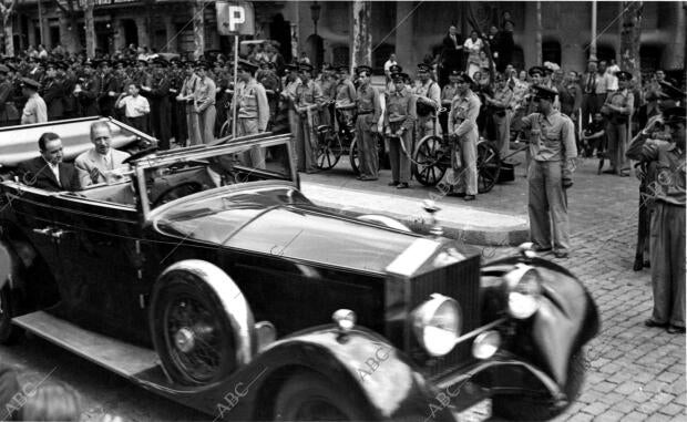 Revista de las Fuerzas de la tercera brigada de Asalto, en la avenida de pi y...