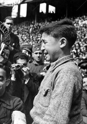 Un niño madrileño acogido en Barcelona, Pronunciando un Discurso: "Camaradas, os...