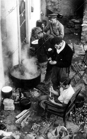 Soldados Haciendo la comida para las Fuerzas Republicanas que Operaban en Madrid