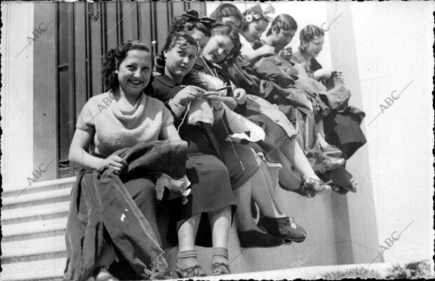 Mujeres Madrileñas en la Retaguardia, Confeccionando Prendas