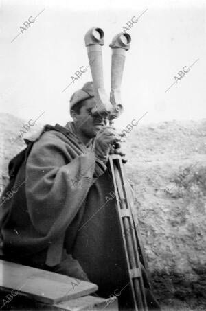 Un soldado Vigilando los Movimientos de su Enemigo