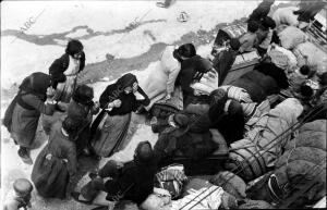 Familias que Abandonaron su pueblo para Librarse de los Ataques de las Tropas...