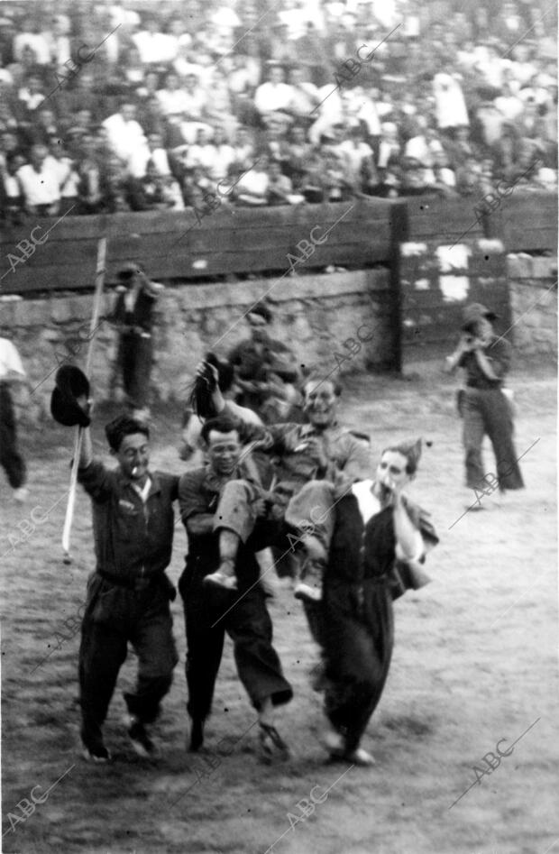 En la Foto, el miliciano Palomino, que Mató dos Novillos, A Hombros de sus...