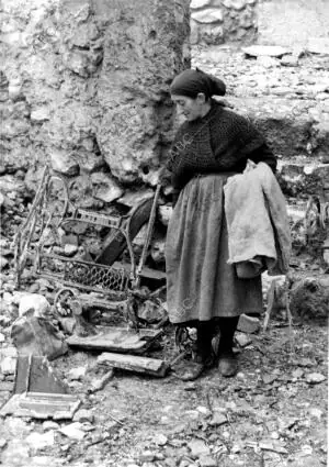 Mujer de Brihuega (Guadalajara), Observando su máquina de coser Destruida por la...