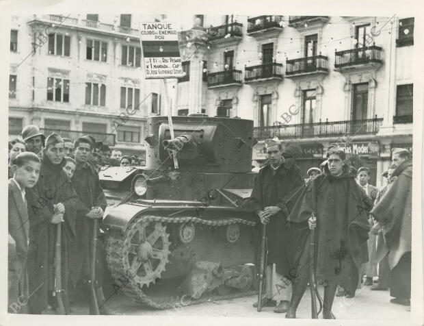 Tanque tomado por las tropas nacionales a los republicanos en el frente cordobés