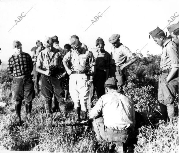 Jefes y Oficiales del ejército del sur examinando una Ametralladora Cogida A los...