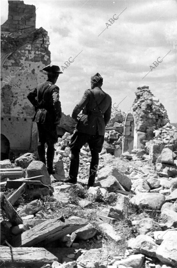 El coronel del 18º tercio de la guardia civil Contempla las Ruinas del santuario...