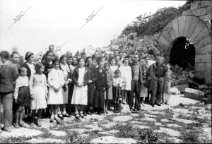 Supervivientes del santuario de la Virgen de la cabeza que Asistieron A la...