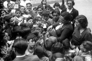 Reparto de Caramelos en el hogar infantil de Valencia, en honor de los Niños de...