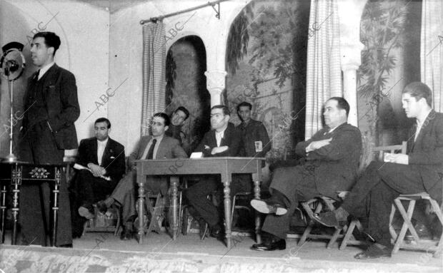 Presidencia del Mítin celebrado en el teatro Barral, y organizado por la casa...