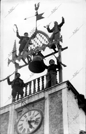 Soldados del ejército republicano Subidos sobre la torre del ayuntamiento de...