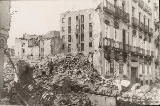 Estado en que quedó el barrio de Argüelles, tras el bombardeo de la aviación...