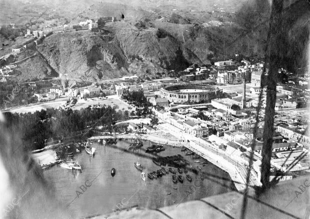 La ensenada del puerto de Málaga y al fondo, el castillo de Gibralfaro