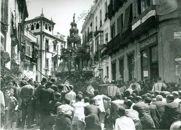 La Custodia pasa por la calle Argote de Molina, esquina a Placentines