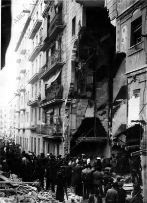 Efecto de un bombardeo en la calle Maestranza, de la barriada de la Barceloneta,...