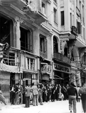 Una cola de tabaco en Plena "avenida de los Obuses", junto A un edificio con...