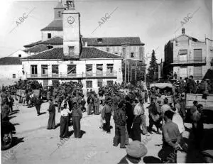 Plaza de un pueblo castellano A la Llegada de los Soldados del ejército Popular