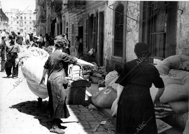 Vecinos de Barcelona Retirando Muebles y enseres de entre las Ruinas