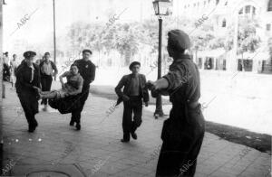 Transeuntes Conduciendo A los Heridos A la casa de Socorro, tras el estallido de...