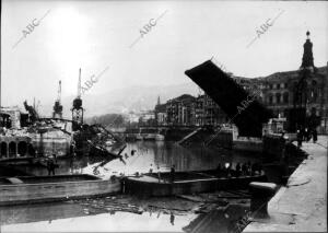 Uno de los Puentes Levadizos Tendidos sobre la ría de Bilbao, Destruido por los...