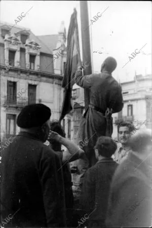 Colocando la bandera nacional en la diputación de Bilbao, Momentos después de la...