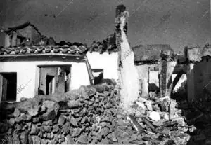 Un grupo de Casas, en Colmenar Viejo (Madrid), después del bombardeo de la...