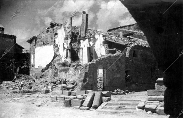 Una vista del pueblo de Apies (Huesca) tras el bombardeo por parte de la...