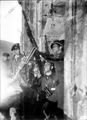 Guardias de asalto con la Ametralladora Instalada en la torre de la iglesia de...