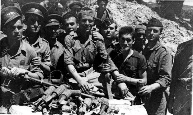 Bombas de mano y Armas Tomadas al ejército nacional en uno de los Avances en el...