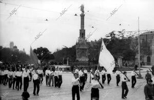 Jóvenes del Batallón "Alerta", Desfilando por la plaza de Colón