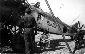 Un Avión de las Tropas Italo-Alemanas, caído en poder de los Republicanos, en el...