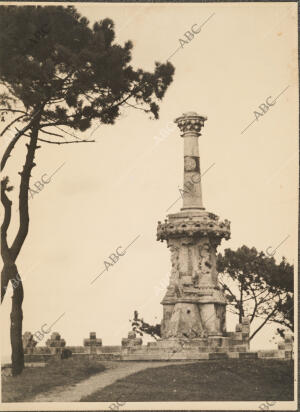 Pilar donde se encontraba la estatua de bronce del primer marqués de Comillas,...