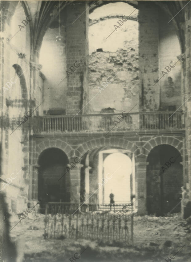 Ruinas de la iglesia parroquial de Somosrrostro, destruida tras los bombardeos