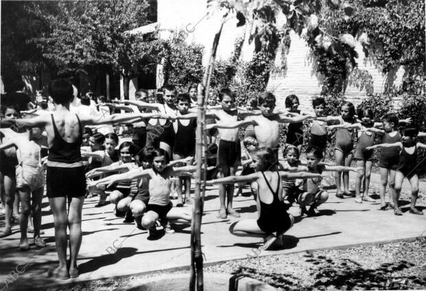 Clase de gimnasia en una escuela Madrileña que no Cierra sus Puertas A pesar de...