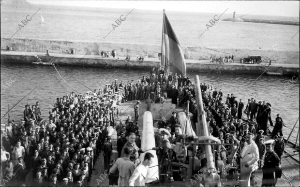 La cubierta Del "Jaime I", con la bandera de combate Izada