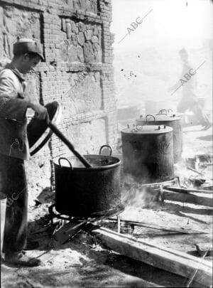 Soldado cocinero Preparando la comida para ser llevada Posteriormente, en...