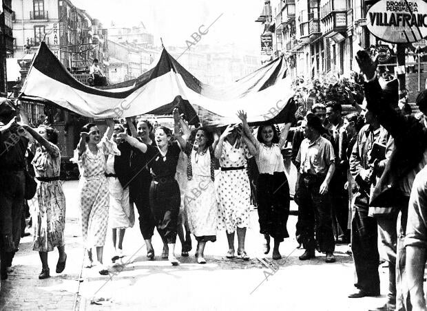 Un grupo de Mujeres Recorriendo la Ciudad