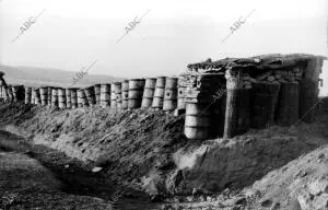 Parapetos de los Nacionales, Construidos con Bidones Llenos de Piedras y Arena,...