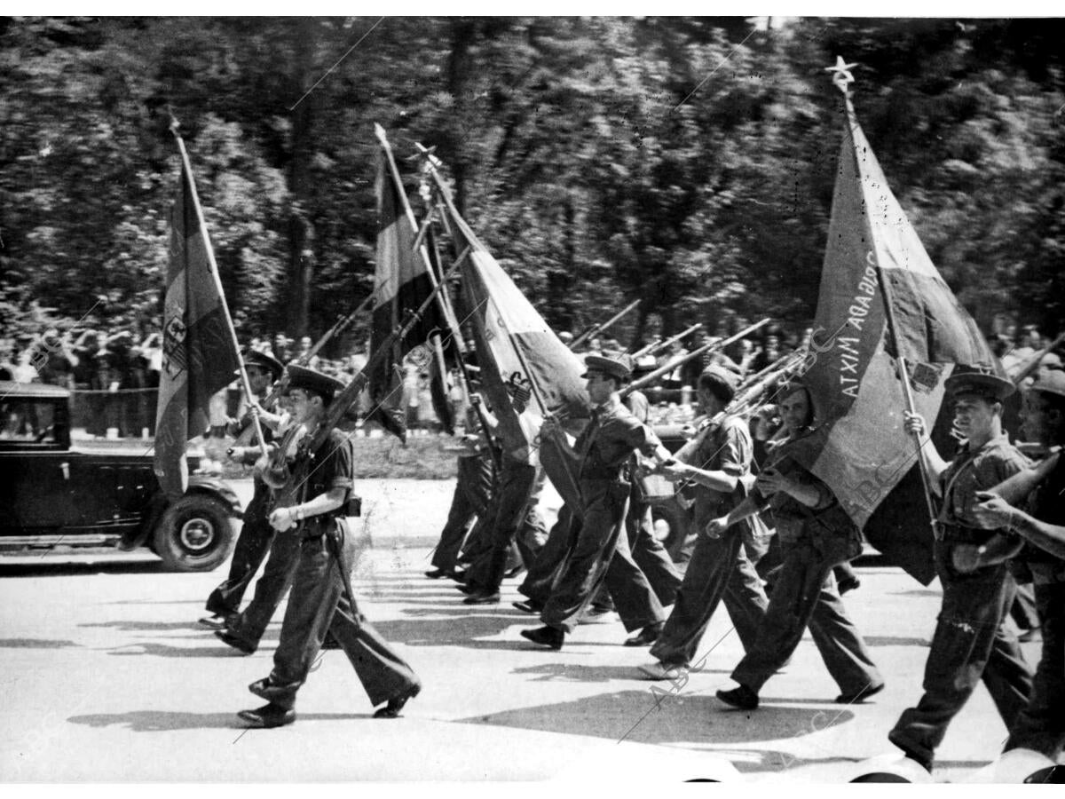 Las cinco Banderas que Fueron Entregadas A la 40 brigada Mixta