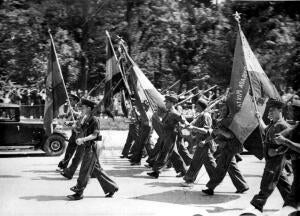 Las cinco Banderas que Fueron Entregadas A la 40 brigada Mixta, Desfilando ante...