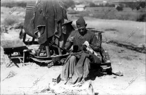 Taller de sastre Instalado en pleno frente de Guerra por este soldado del...