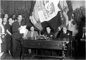 Fernando Gamboa (A la Izquierda, Leyendo), que Intervino en el acto por la...