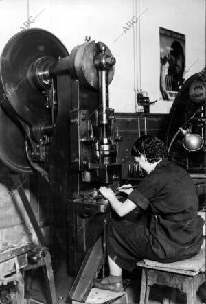 Muchacha Madrileña Trabajando sin descanso en la producción de material de...
