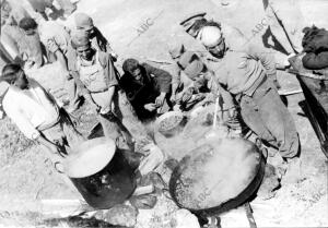 Cocineros preparando la comida para las tropas destacadas en las primeras líneas...