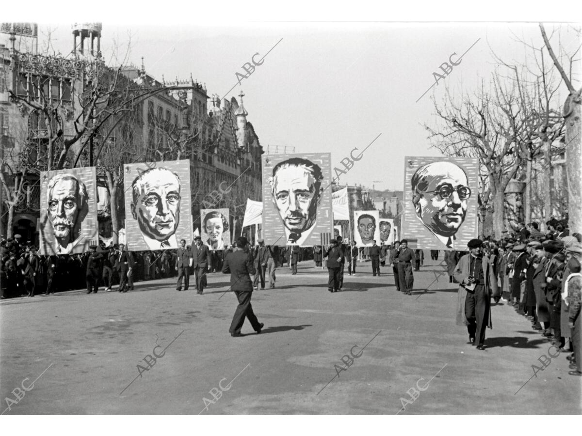 Manifestación En Barcelona Durante La Guerra Civil - Archivo ABC