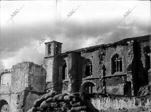 El convento de santo Domingo, en Oviedo, posición de los Nacionales, A ocho...