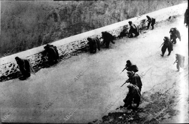 Tropas Nacionales Avanzando por una carretera del frente norte